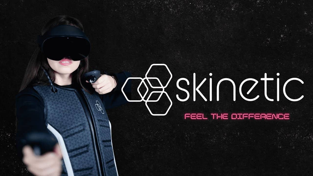 Une joueuse en casque de réalité virtuelle porte la veste Skinetic, à côté du logo Skinetic et de la signature Feel the difference.